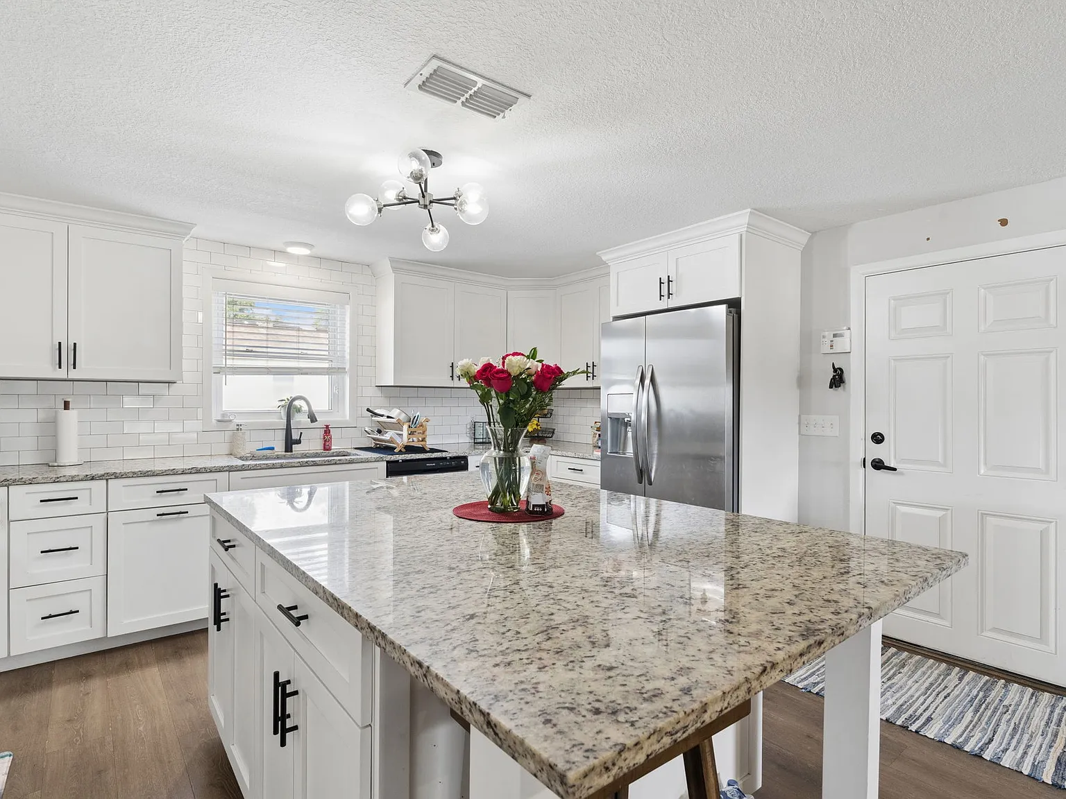 4 bed, 2459 sqft, $2,850 — Photo 4