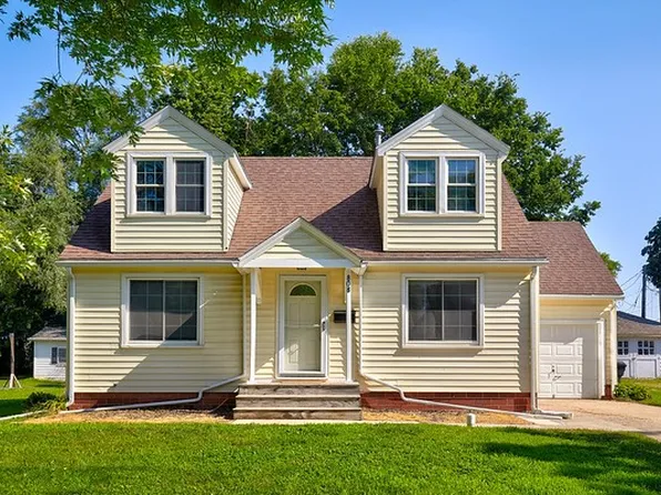 808 Grove St, Adel, IA 50003