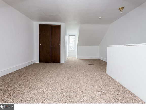 4th image of 849 Queen St