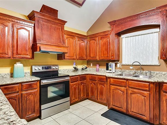 5th image of 417 Justice Ln