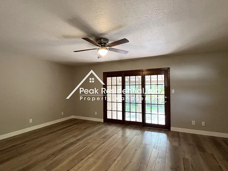 4552 Briarwood Dr — Photo 3