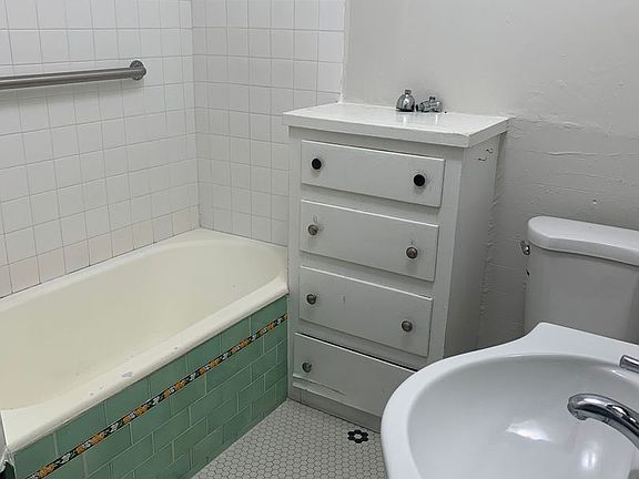 4th image of 514 32nd St #520.5