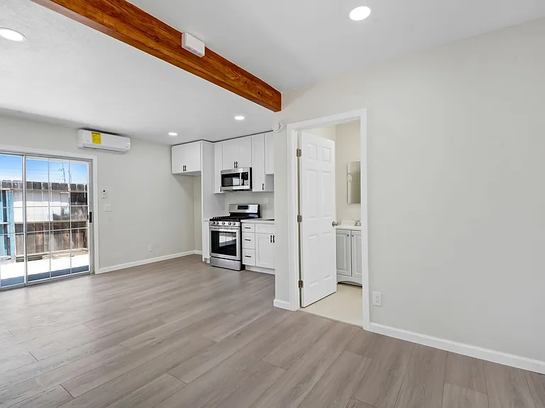 Foothill Villa — Photo 8
