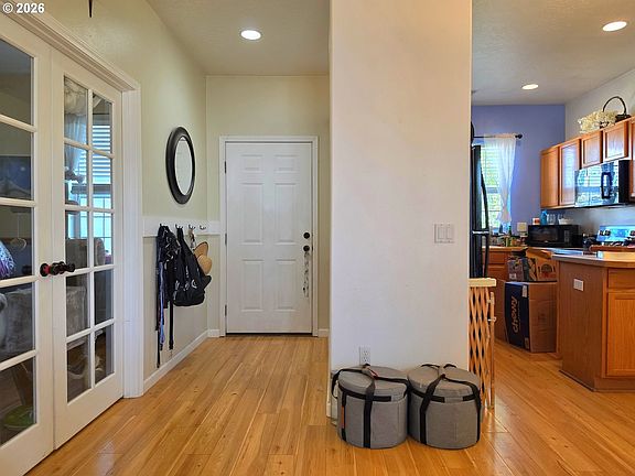 4th image of 158 Canary Ave