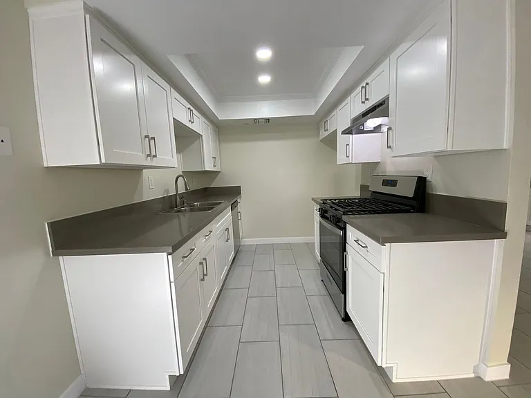 Tarzana Terrace Apartments — Photo 8