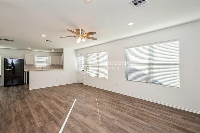 4 bed, 2.5 bath, 1851 sqft, $2,005 — Photo 3