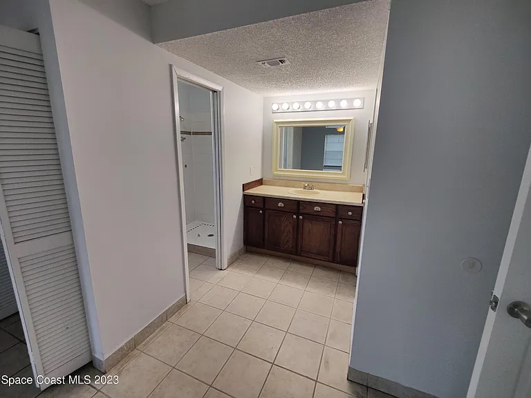 981 Forest St NE — Photo 9