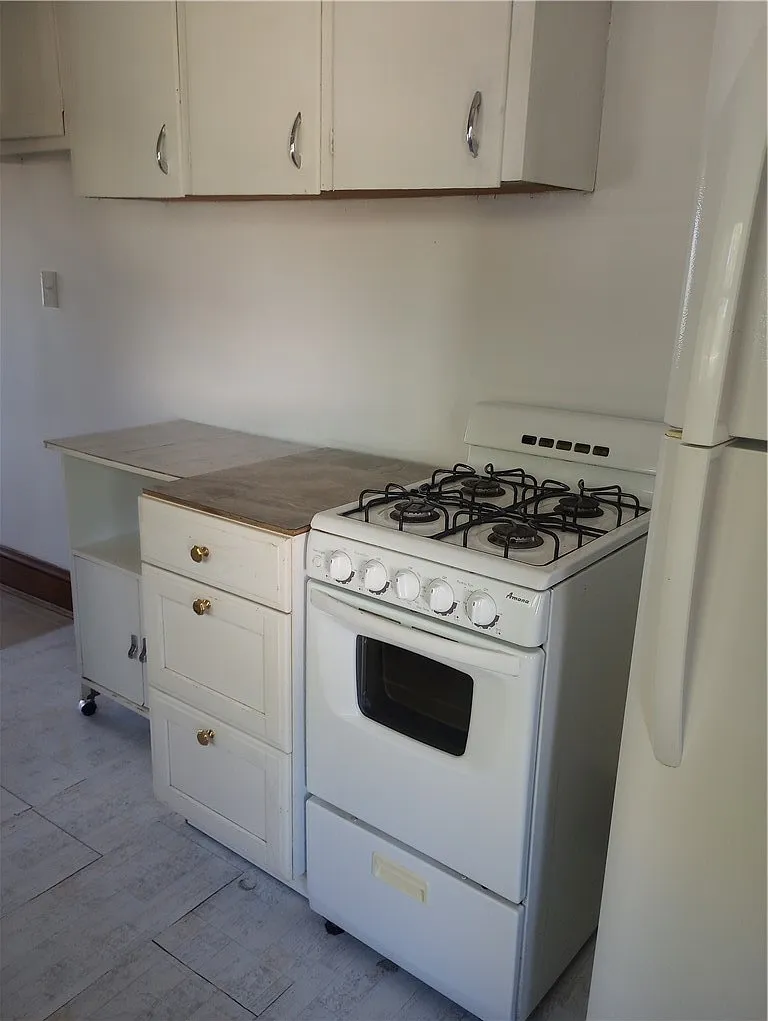 2 bed, 1.0 bath, 966 sqft, $950 — Photo 2
