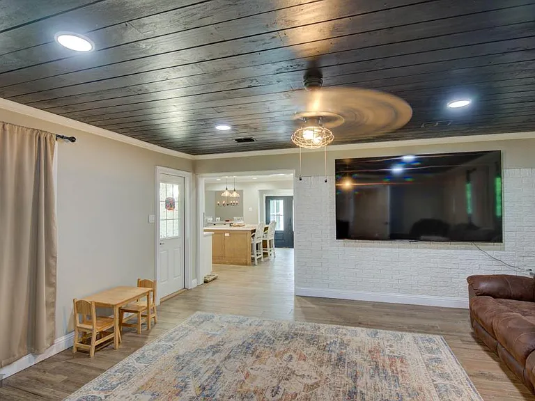 1710 Ray Ave — Photo 4