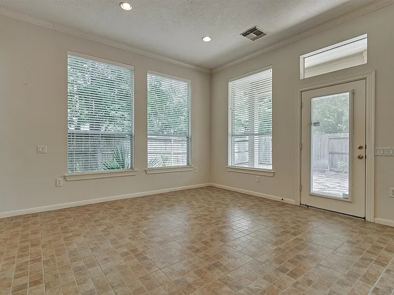 118 Robindale Cir — Photo 9