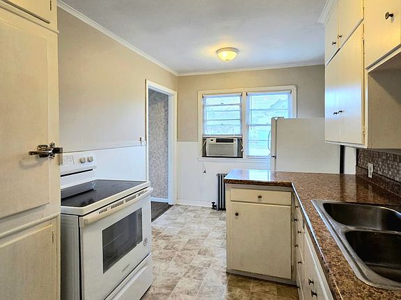 3rd image of 309 Hawthorne St #208