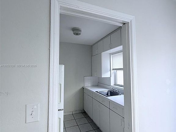 5th image of 1002 SW 37th Ave APT 3