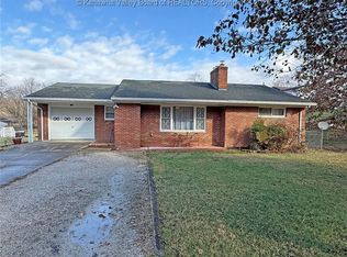 135 Fairland Dr, Nitro, WV 25143