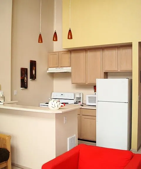 Capitol Steps Apartments & Furnished Suites — Photo 20