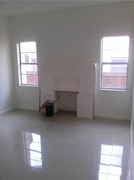 Living room w/fireplace 