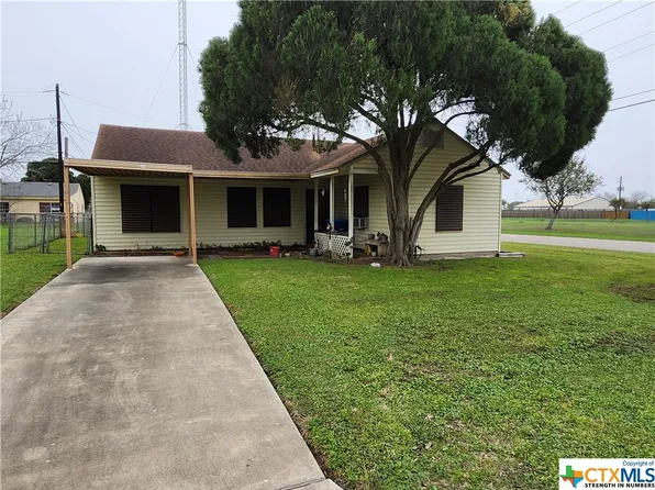 102 Clark St, Point Comfort, TX 77978