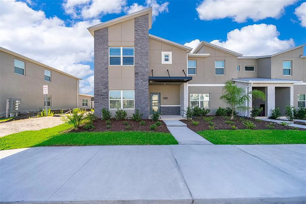 5 bed, 4.0 bath, 2168 sqft, $3,200 — Photo 1