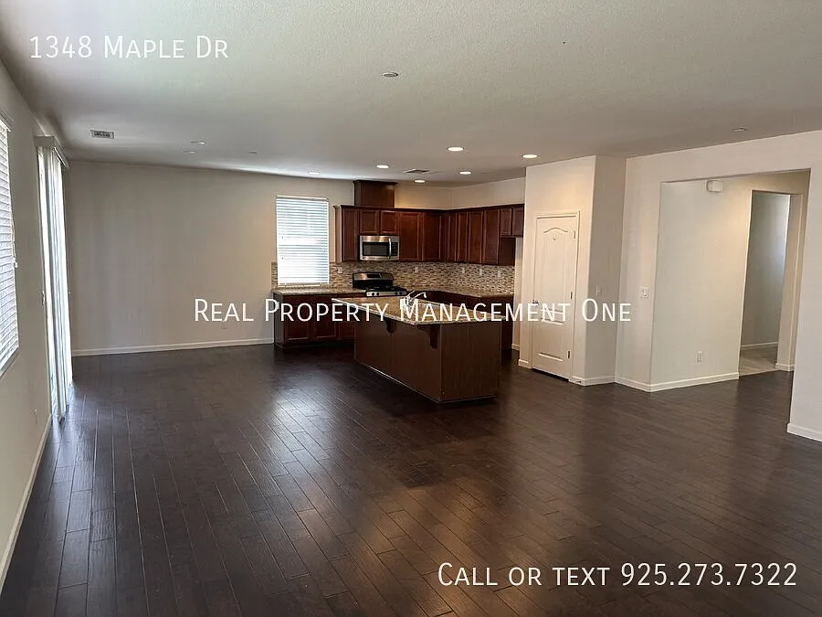 Gorgeous 4 Bedroom, 2.5 Bath Single Story in Summer Lakes Community — Photo 4