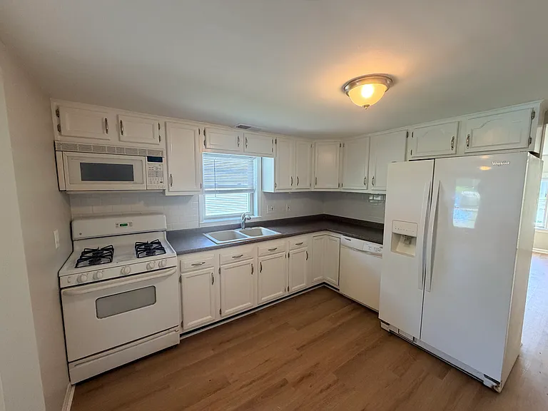 241 Kahl Ct — Photo 2