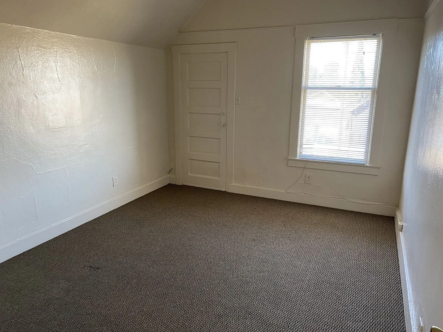 Cozy Upper Floor 2 Bedroom, 1 Bath Unit — Photo 2