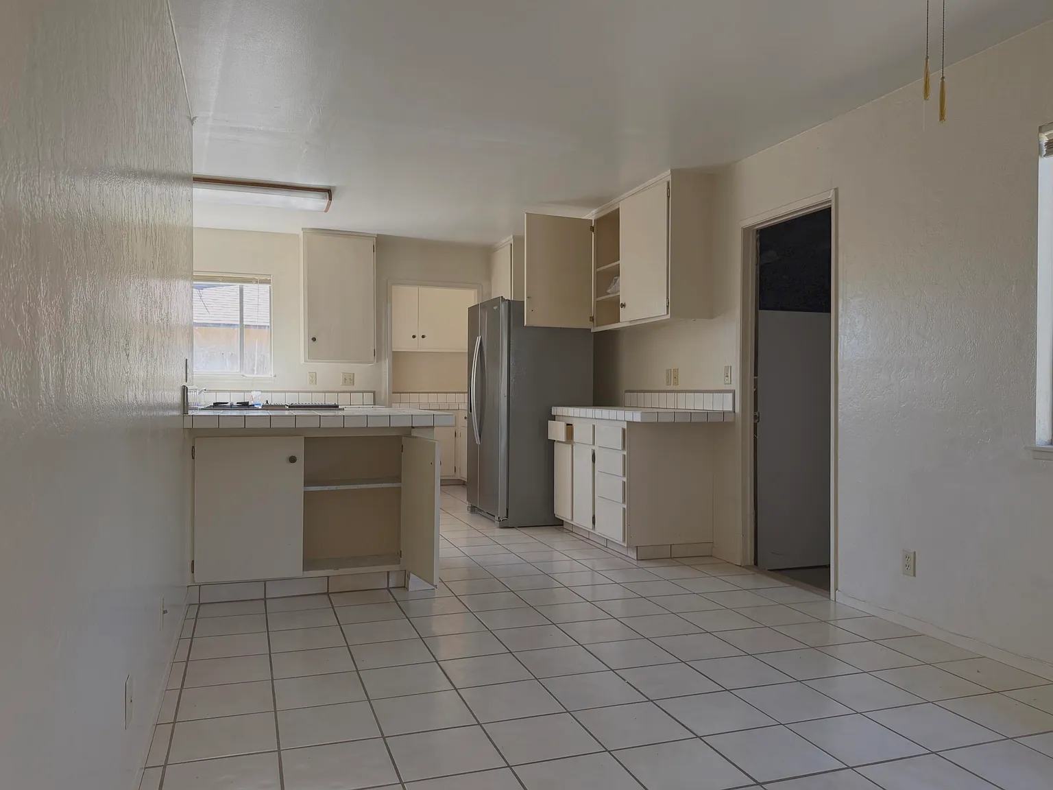 3 bed, 2.0 bath, 1353 sqft, $5,100 — Photo 3