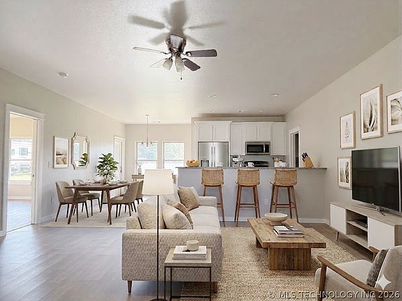 3rd image of 384 Western Hills Dr