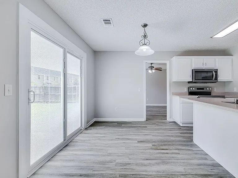 114 Mustang Dr — Photo 10
