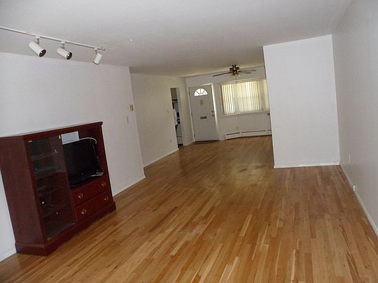 3rd image of 3912 Wilshire Ln