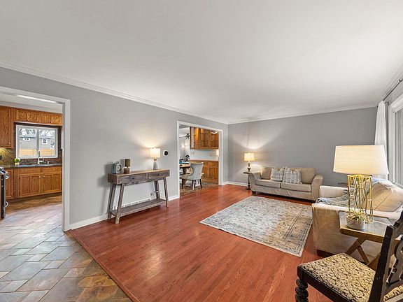 4th image of 22W558 Tamarack Dr