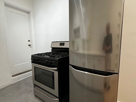 4th image of 2355 Cove Ave #101