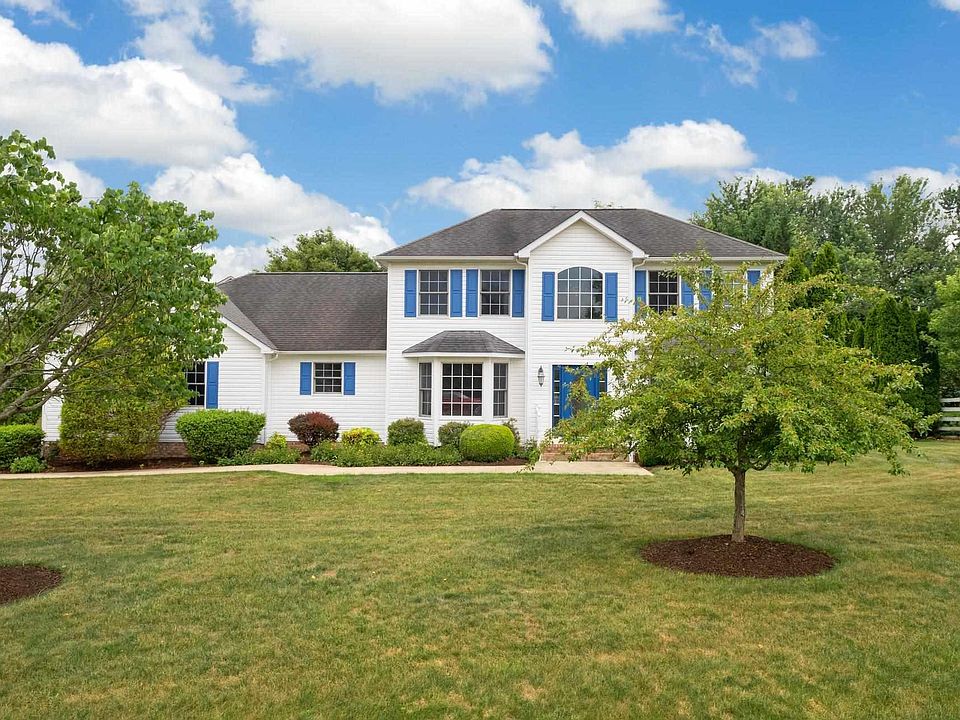 1st image of 7 Lillian Dr