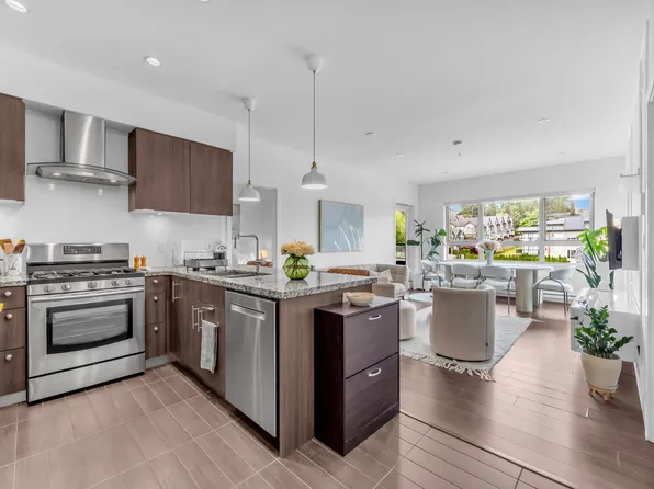 5688 Hastings St #401, Burnaby, BC V5B 1R4