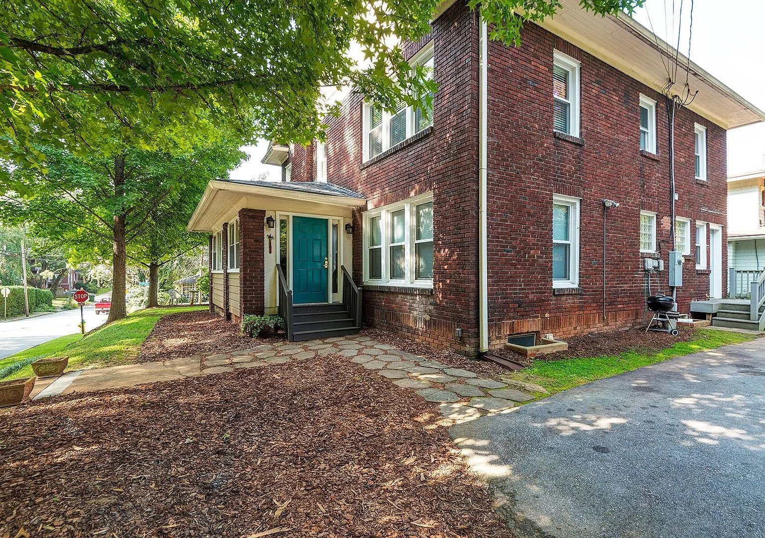 Central AVL - Stylish Apartment minutes from Downtown — Photo 2