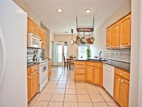 5th image of 2303 SW Primrose Ave