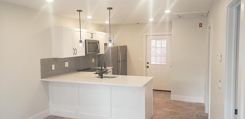 1st image of 453 Vineyard Ave #3