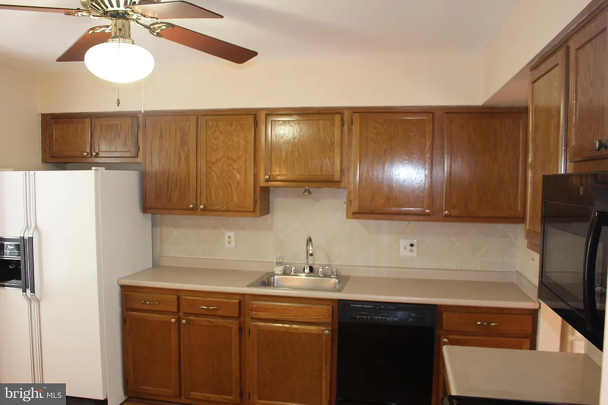 Building Photo - 611 Suffield Dr