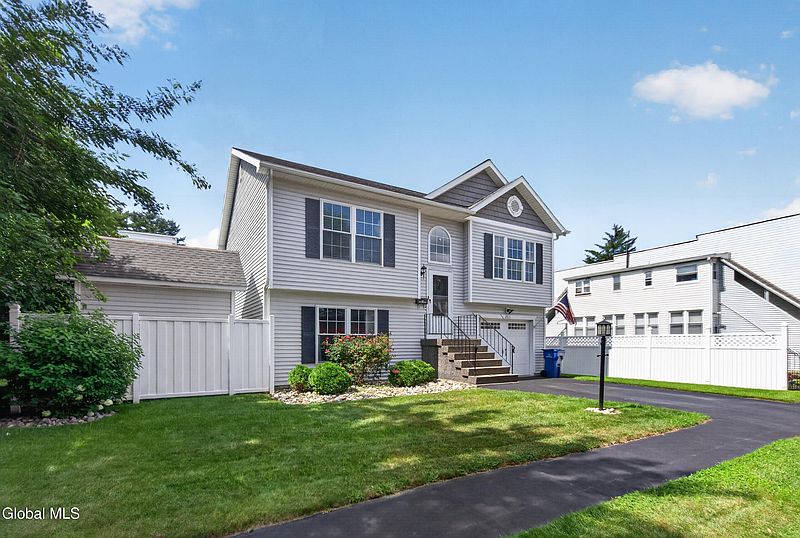 3rd image of 2513 Callahan Avenue