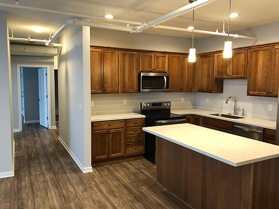 2nd image of 473 Aurora St #201