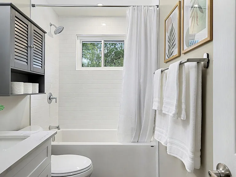 Pristine full bathroom setup with provided linens and essentials in our Ottawa temporary housing.