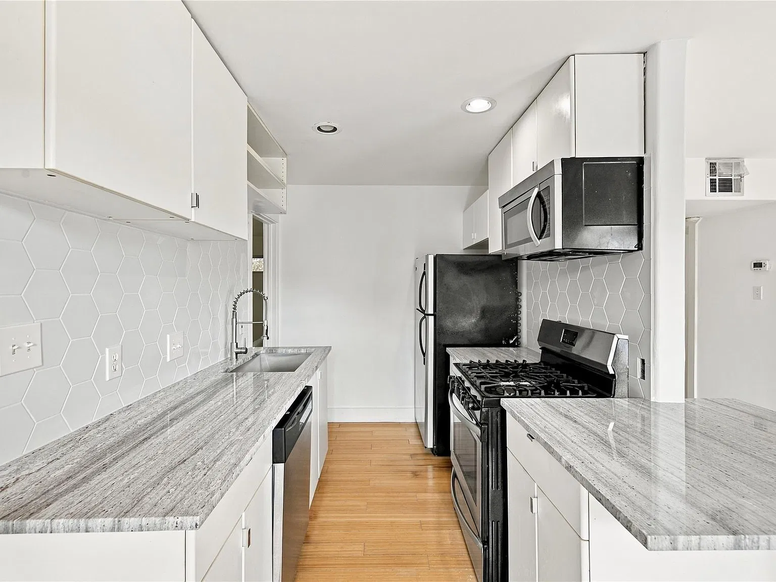 2 bed, 1.0 bath, 850 sqft, $1,345 — Photo 2