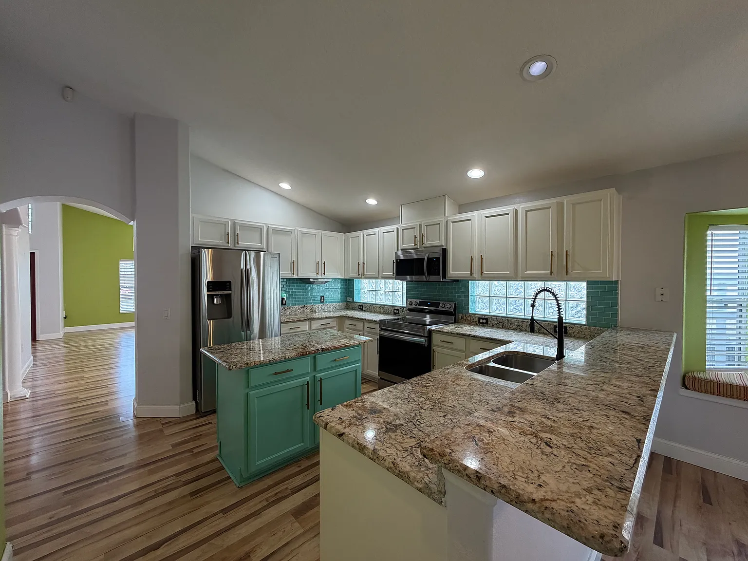 4 bed, 2150 sqft, $2,900 — Photo 4