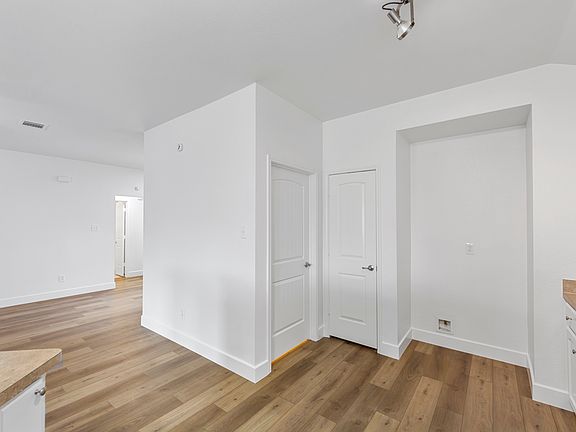 3rd image of 917 Orchid Blvd