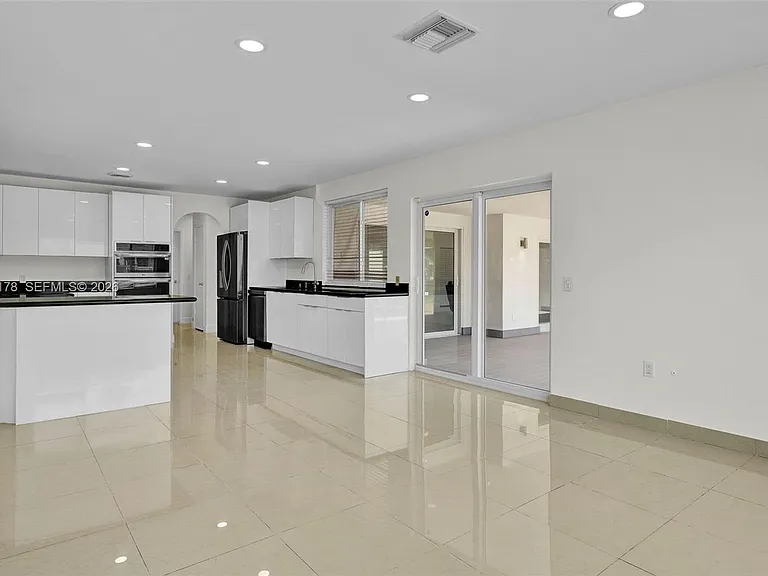 16453 NE 33rd Ave — Photo 3