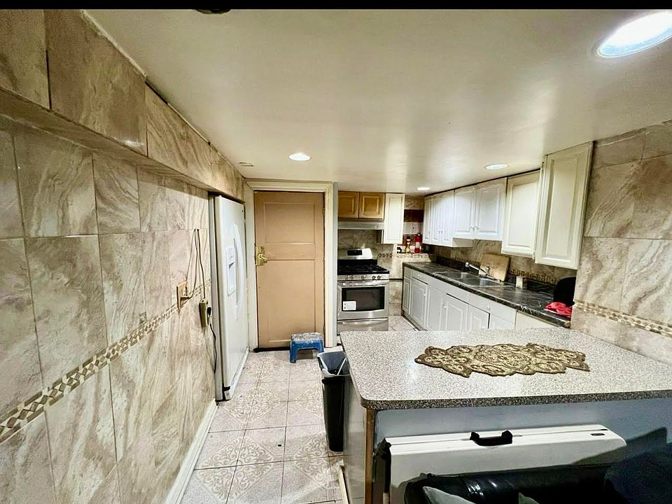 1st image of 5526 N Sawyer Ave #B