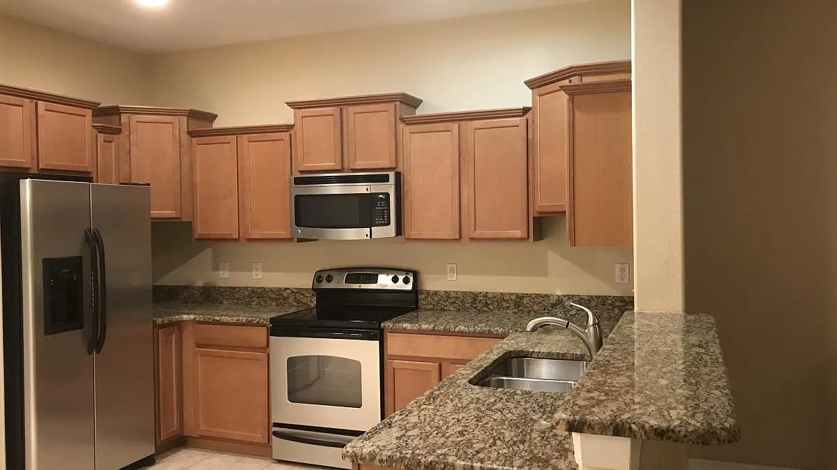 3 bed, 2.5 bath, 1625 sqft, $2,050 — Photo 3