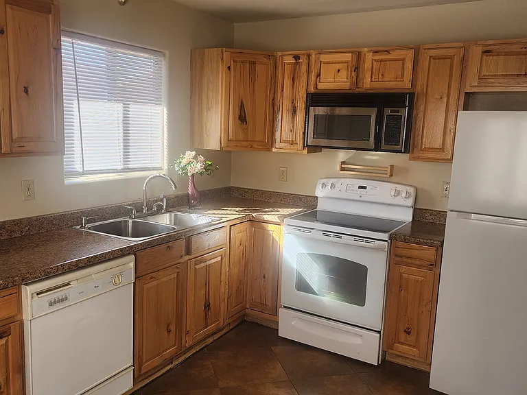 1285 N Bryant Ave — Photo 1