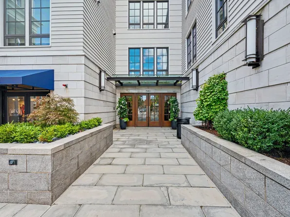 580 Washington St Unit 406, Wellesley, MA 02482