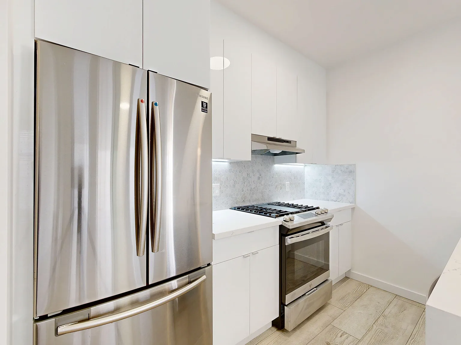 Spacious 3BR/1.5BA Marina Apartment with In-Unit Laundry — Photo 1