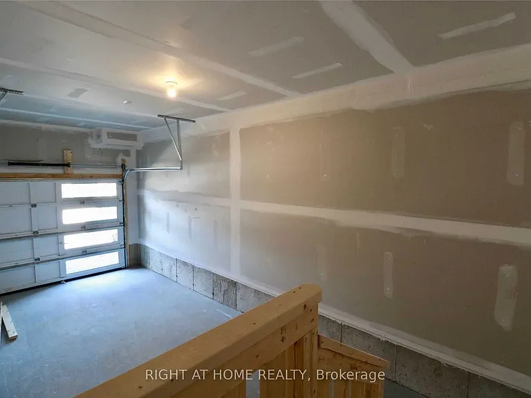 9 Conarty Cres — Photo 22