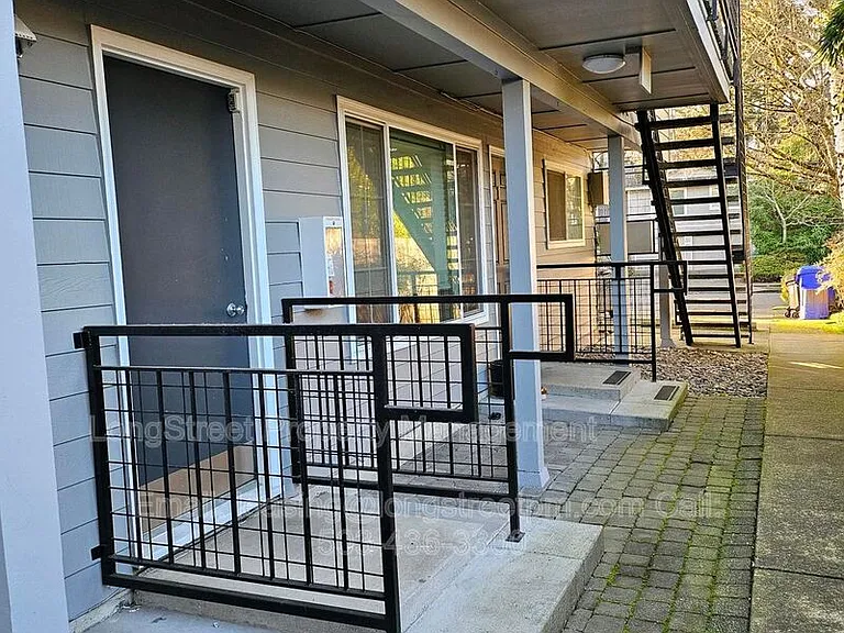 4212 SE 15th Ave #5 — Photo 2